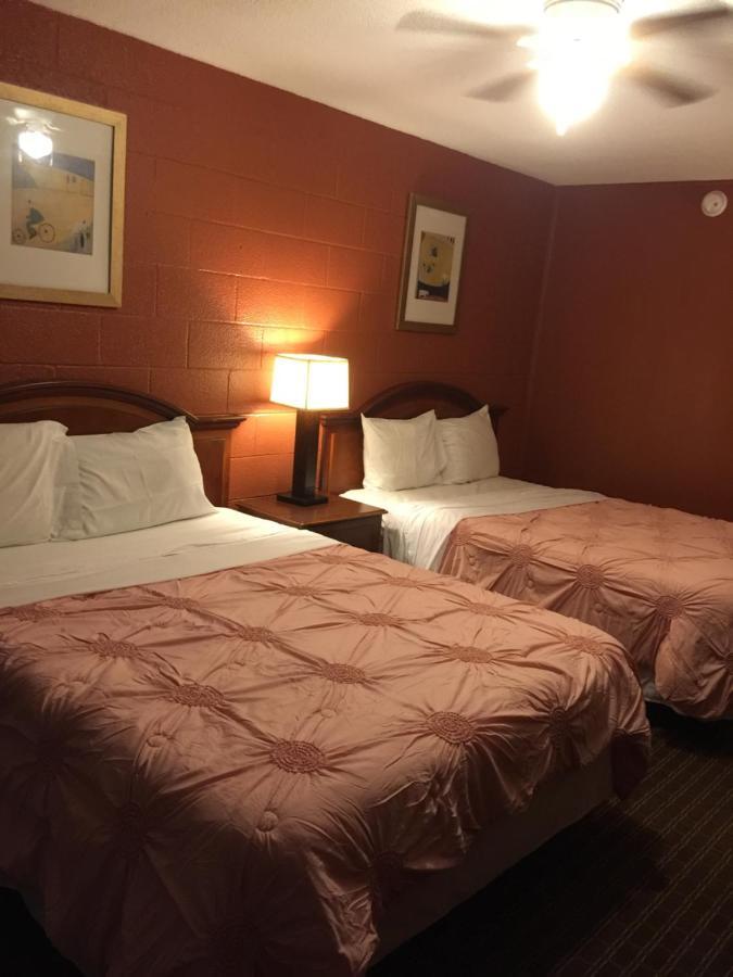 Hope Inn Lenox Экстерьер фото