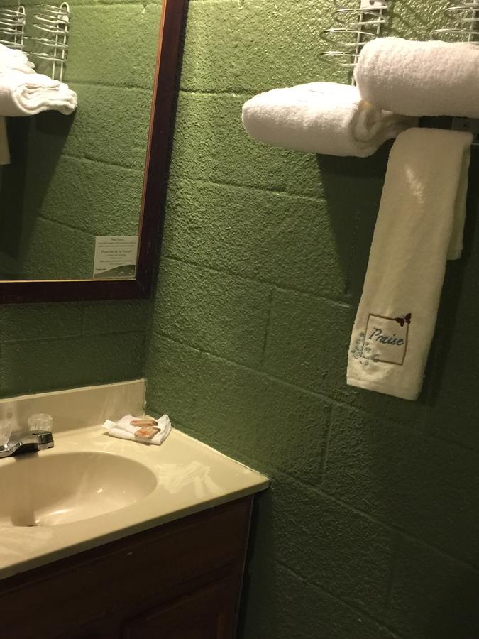 Hope Inn Lenox Экстерьер фото