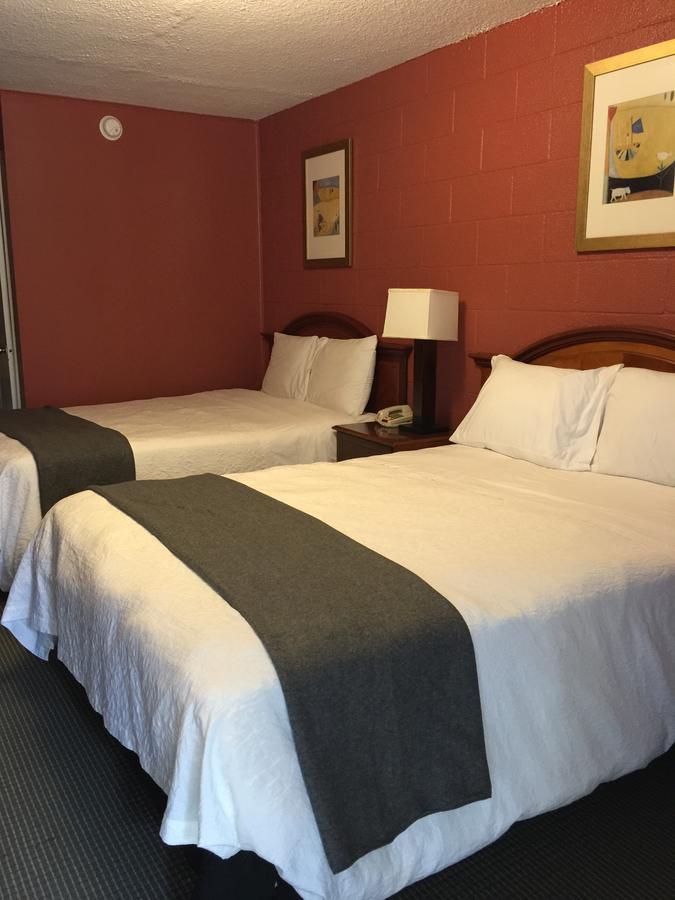 Hope Inn Lenox Экстерьер фото
