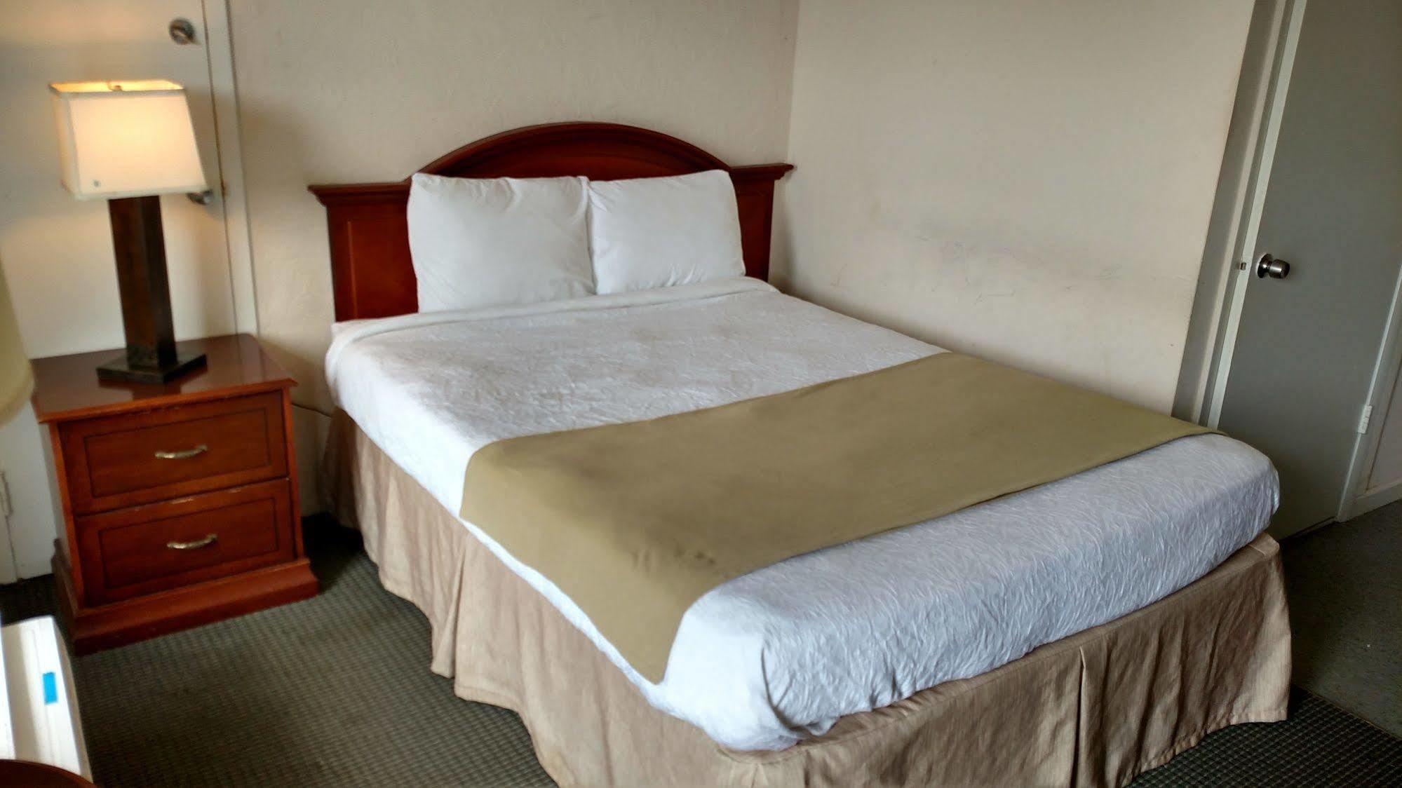 Hope Inn Lenox Экстерьер фото