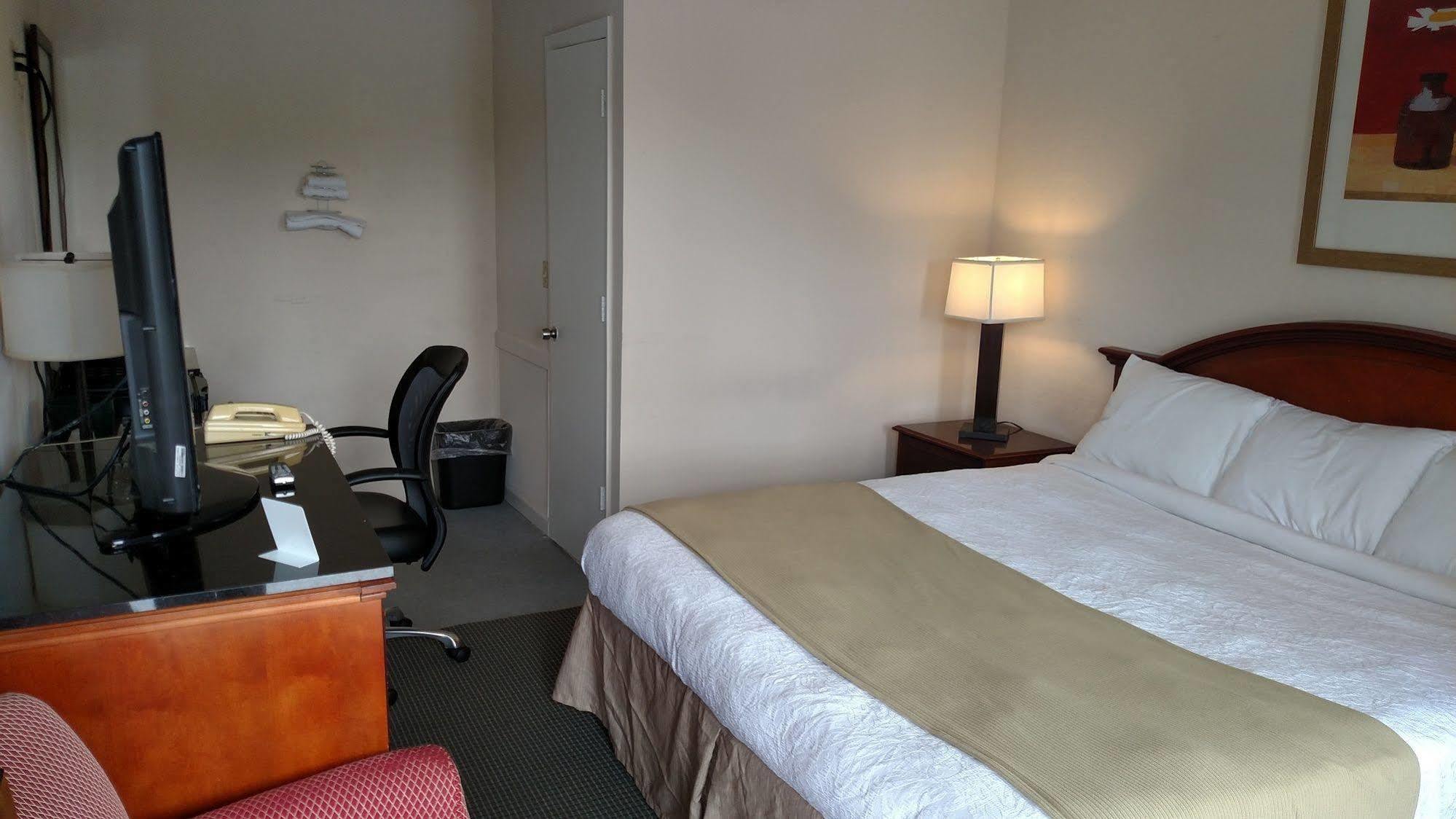 Hope Inn Lenox Экстерьер фото