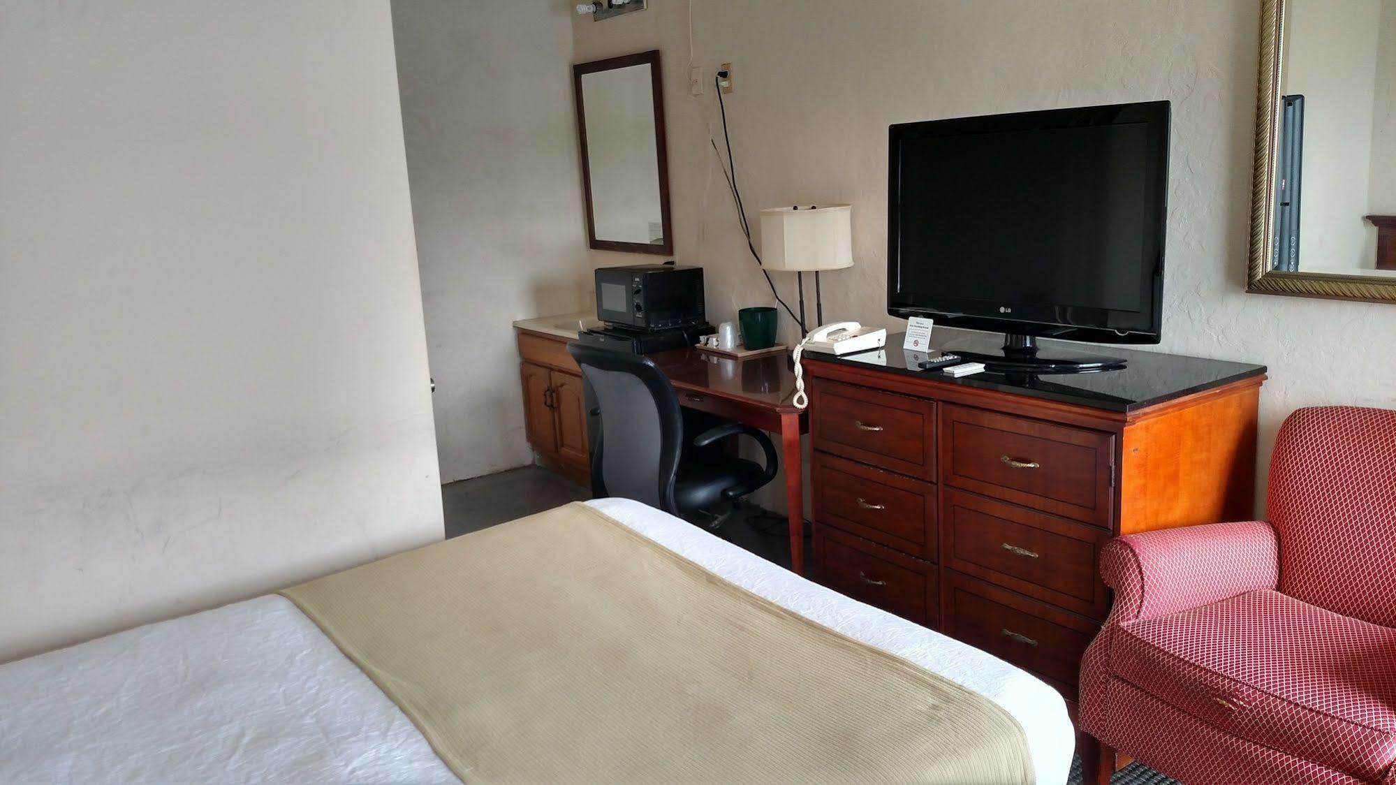 Hope Inn Lenox Экстерьер фото