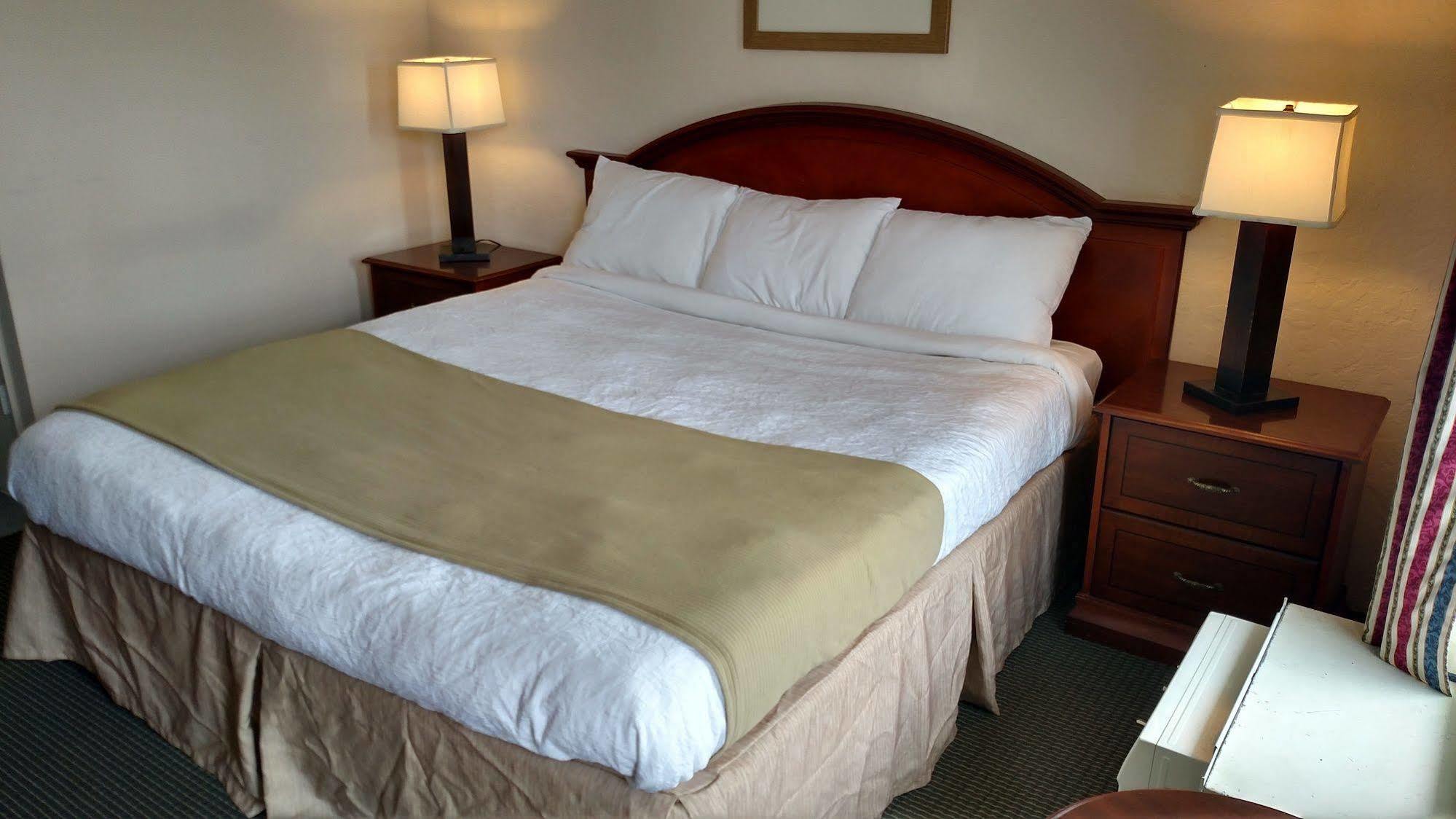 Hope Inn Lenox Экстерьер фото