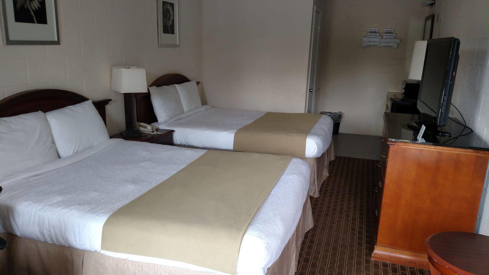 Hope Inn Lenox Экстерьер фото